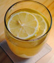 柠檬片泡水的方法 柠檬要怎样泡水喝才不会苦_柠檬片泡水的方法