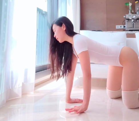 身材超级好的韩国老师,教你在家练瑜伽